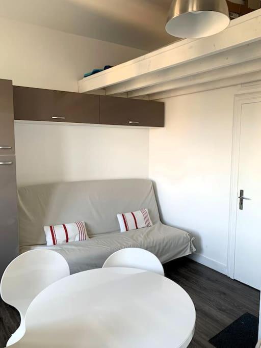 Le Joffre - Studio Sur La Digue En Centre Ville Arromanches-les-Bains Exteriör bild