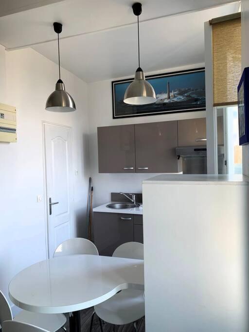 Le Joffre - Studio Sur La Digue En Centre Ville Arromanches-les-Bains Exteriör bild
